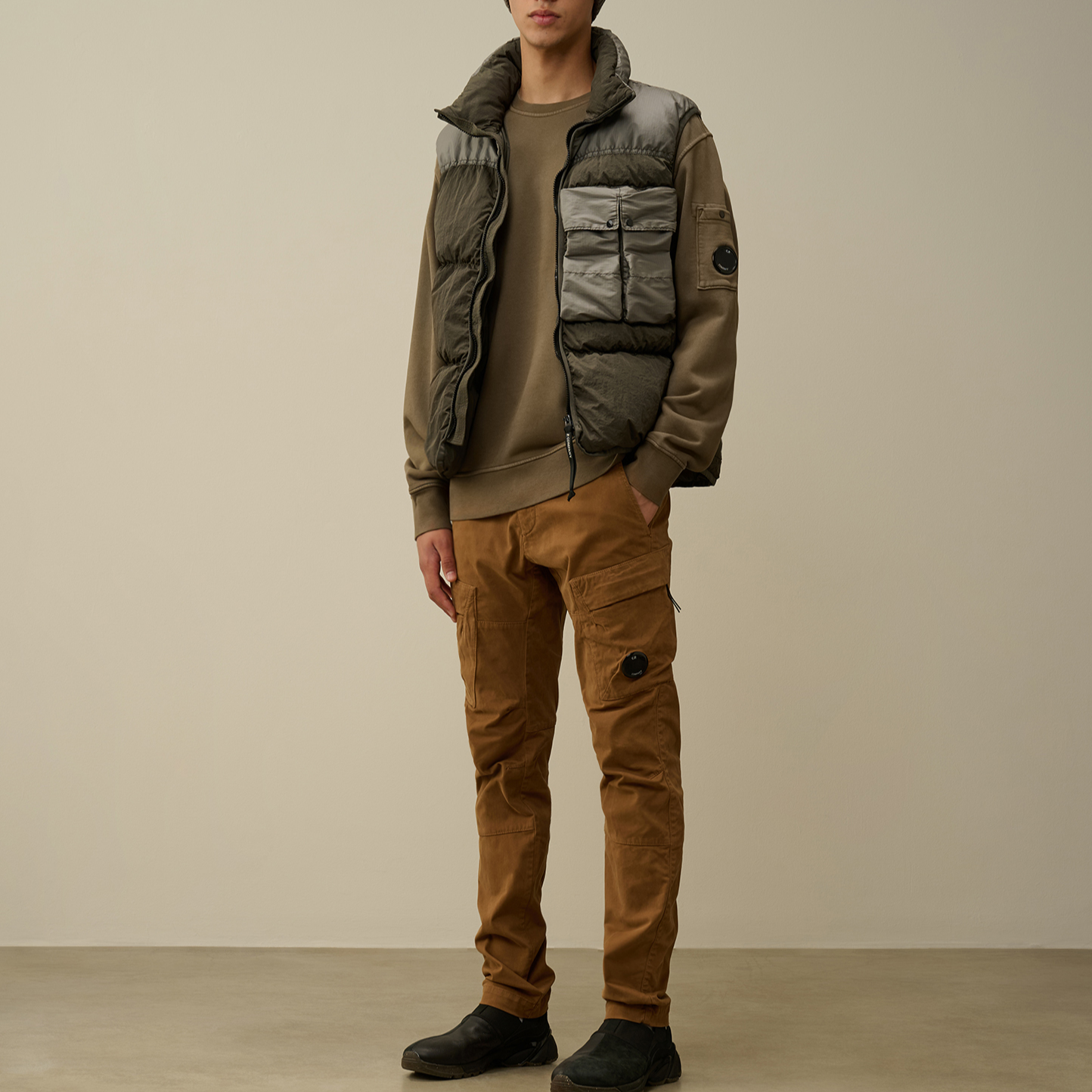 Purchase C.P. カンパニー FW24 レンズ クルーネック オーバーサイズ スウェット メンズ ウォルナット. CMSS060A006372R359