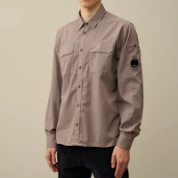 Lookbook C.P. Company FW24 鏡頭細節按鈕口袋長袖襯衫 紫鴿色 - 男款 CMSH140A110143G735