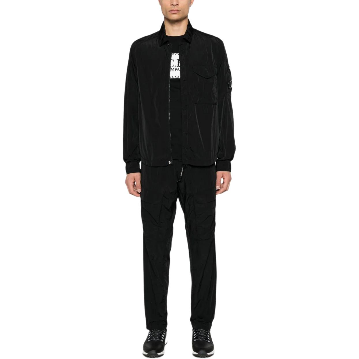 Lookbook C.P. Company FW24 Kemeja Lengan Panjang Hitam dengan Detail Lensa dan Resleting. CMOS095A005904G999