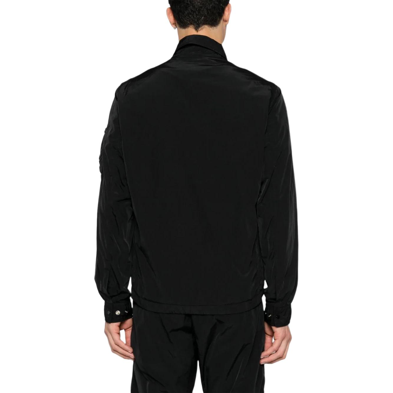 Purchase C.P. Company FW24 Kemeja Lengan Panjang Hitam dengan Detail Lensa dan Resleting. CMOS095A005904G999