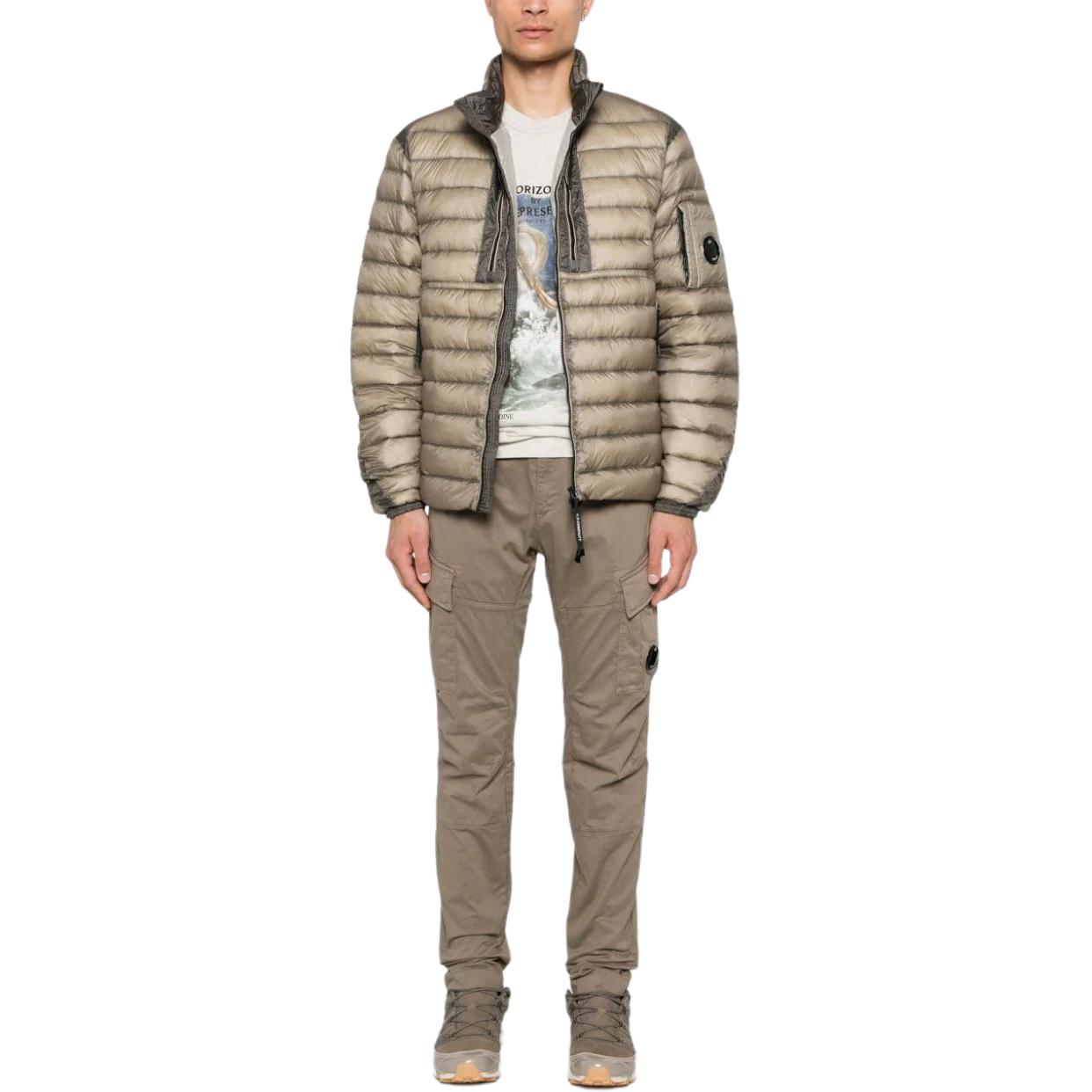 Lookbook C.P. Company FW24 Jaket Lelaki Perang Ringan Quilted Down dengan Butiran Lensa. CMOW034A006099A327