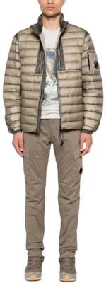 C.P. Company FW24 男裝輕量絎縫羽絨外套棕色附鏡片細節 CMOW034A006099A327 Lookbook C.P. Company FW24 男裝輕量絎縫羽絨外套棕色附鏡片細節 CMOW034A006099A327