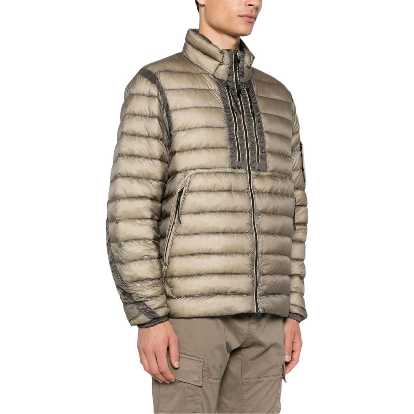 Shop C.P. Company FW24 Jaket Lelaki Perang Ringan Quilted Down dengan Butiran Lensa. CMOW034A006099A327