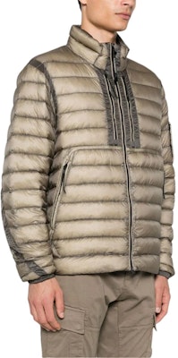 C.P. Company FW24 男裝輕量絎縫羽絨外套棕色附鏡片細節 CMOW034A006099A327 Shop C.P. Company FW24 男裝輕量絎縫羽絨外套棕色附鏡片細節 CMOW034A006099A327