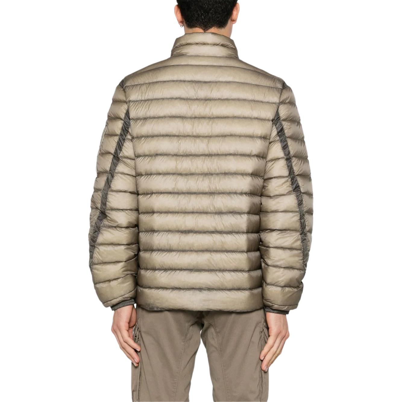 Purchase C.P. Company FW24 Jaket Lelaki Perang Ringan Quilted Down dengan Butiran Lensa. CMOW034A006099A327