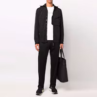 Lookbook C.P. Company SS22 素色黑色長袖夾克。 12CMOS103A005904G999