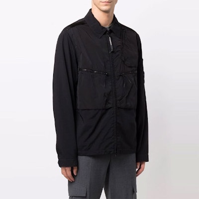 C.P. カンパニー SS22 ブラック ジャケット レンズディテール ナイロンパネルジッパー付き 11CMOS152A005782M999 Shop C.P. カンパニー SS22 ブラック ジャケット レンズディテール ナイロンパネルジッパー付き 11CMOS152A005782M999