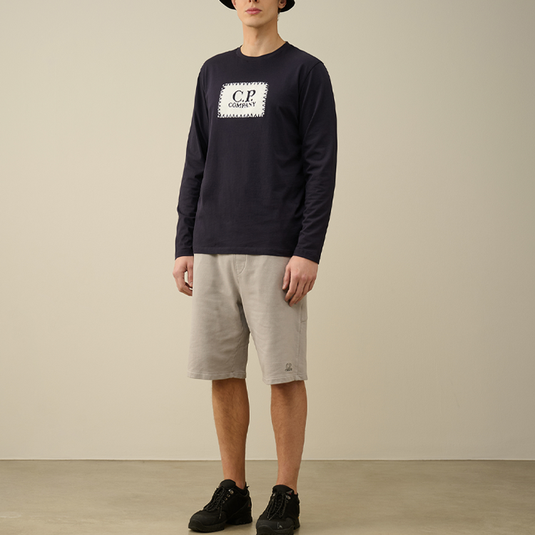 Lookbook C.P. カンパニー SS24 リラックスフィット ミッドライズ ロゴプリントショーツ - ミスティグレー CMSB181A110039G913