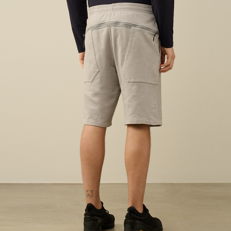 Shop C.P. カンパニー SS24 リラックスフィット ミッドライズ ロゴプリントショーツ - ミスティグレー CMSB181A110039G913