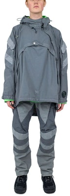 C.P. 컴퍼니 x 키코 코스타디노프 SS24 스틸 그레이 후드 루즈 핏 집업 재킷 남성용. CSOW004A005991G919 Lookbook C.P. 컴퍼니 x 키코 코스타디노프 SS24 스틸 그레이 후드 루즈 핏 집업 재킷 남성용. CSOW004A005991G919