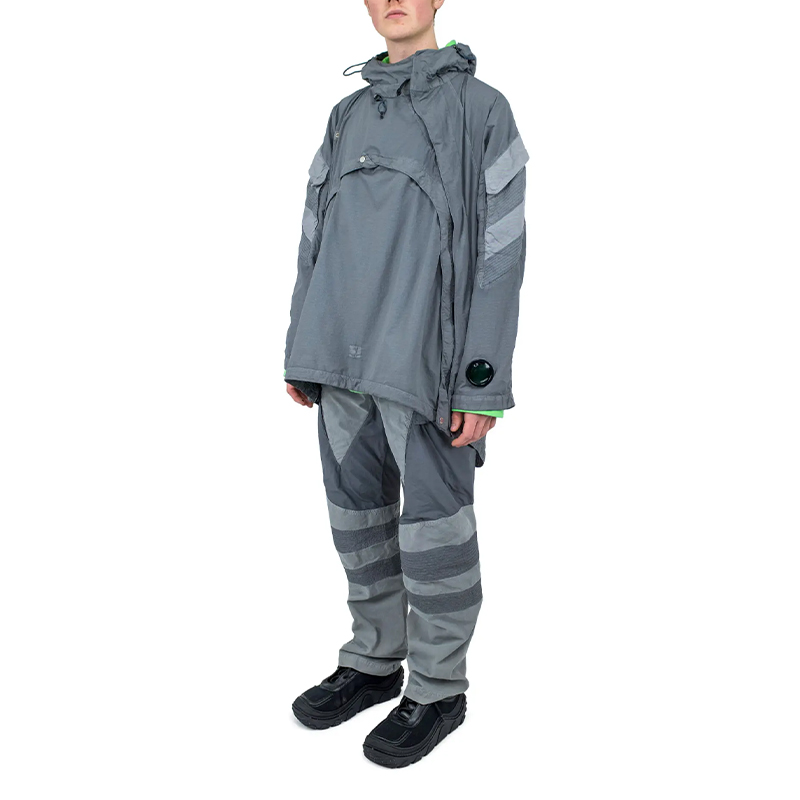 Details for C.P. 컴퍼니 x 키코 코스타디노프 SS24 스틸 그레이 후드 루즈 핏 집업 재킷 남성용. CSOW004A005991G919