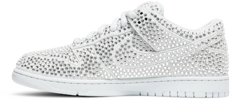 Cactus Plant Flea Market x Swarovski x Nike Dunk Low 'Pure Platinum' Pria CZ2670-001 Lookbook Cactus Plant Flea Market x Swarovski x Nike Dunk Low 'Pure Platinum' Pria CZ2670-001