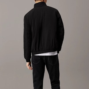 Chaqueta Casual Negra con Cremallera y Logo Calvin Klein Estilo Europeo J30J325592-BEH Shop Chaqueta Casual Negra con Cremallera y Logo Calvin Klein Estilo Europeo J30J325592-BEH