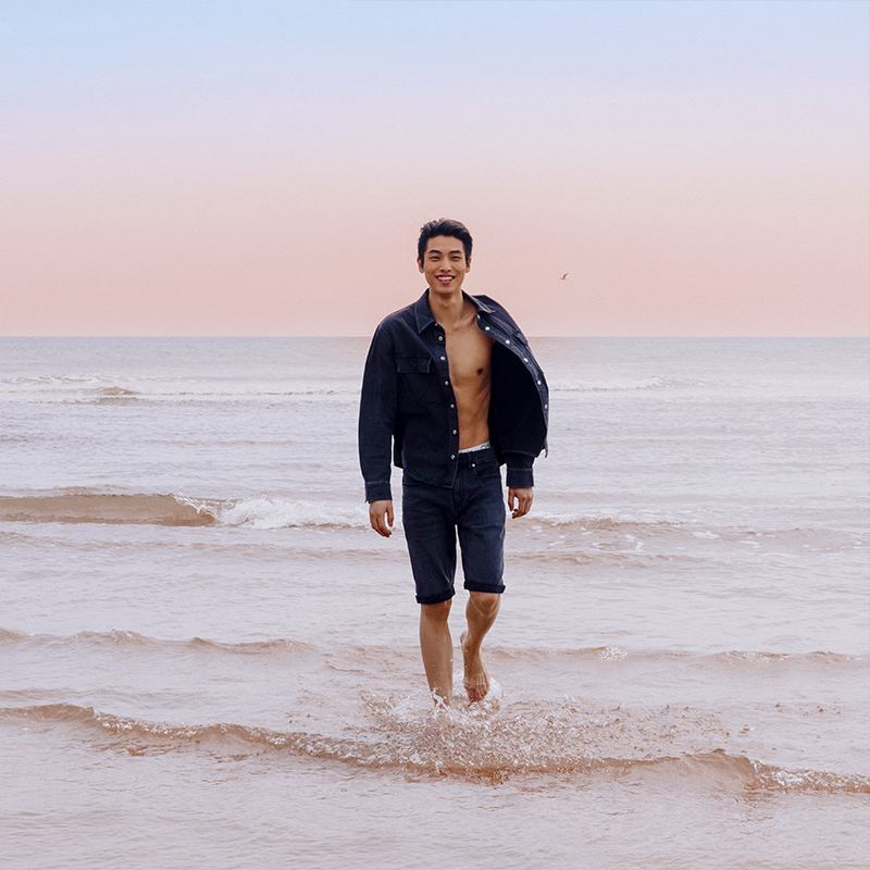 Shop CALVIN KLEIN Kemeja Denim Hitam Klasik Longgar Gaya Retro J325544