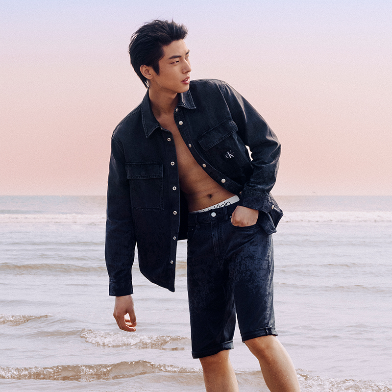 Purchase CALVIN KLEIN Kemeja Denim Hitam Klasik Longgar Gaya Retro J325544