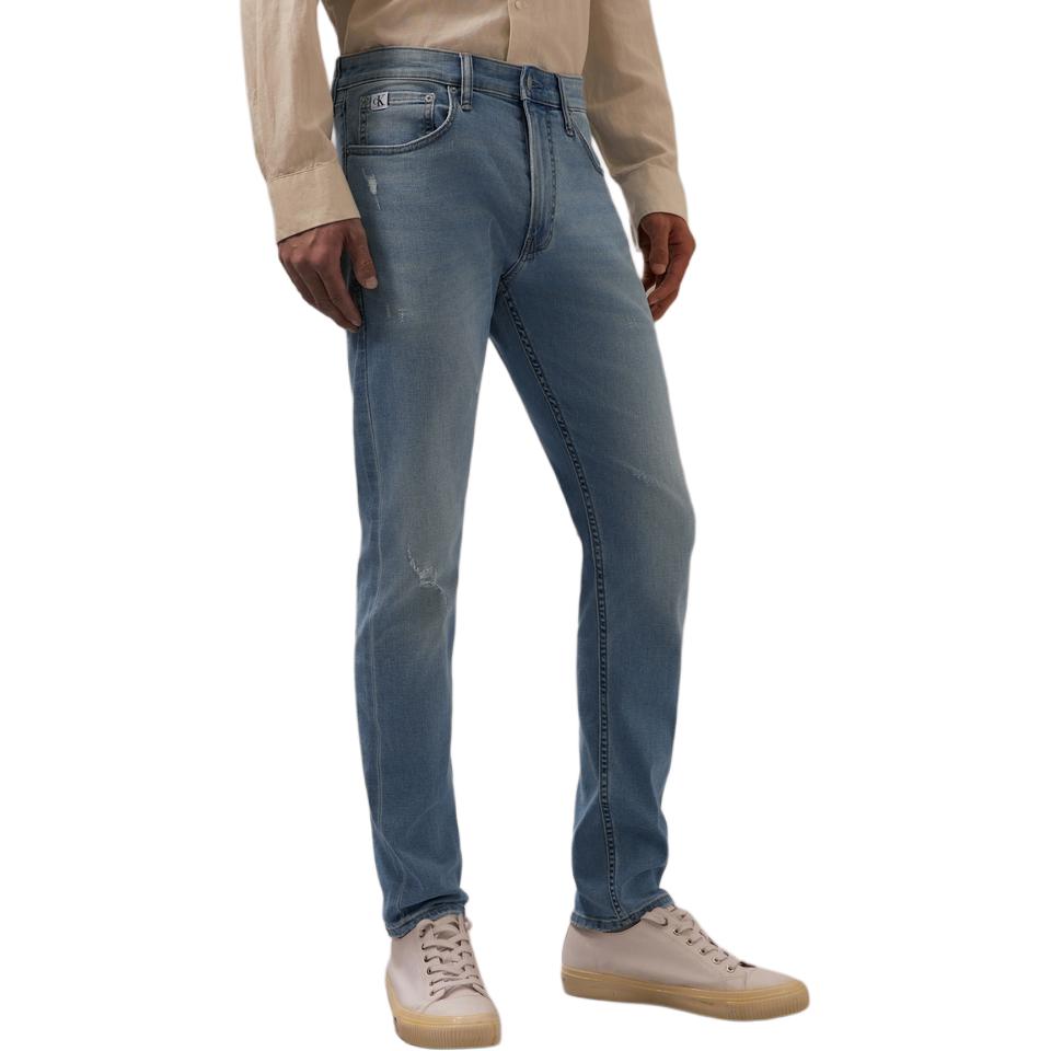 Shop Calvin Klein 經典復古磨損彈性錐形牛仔褲 淺藍色丹寧 J326117-1AA