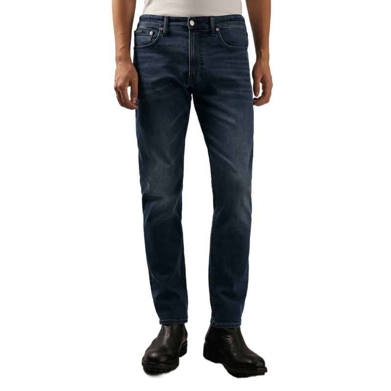 Shop Calvin Klein 经典复古直筒天鹅绒蓝色牛仔裤 J327352