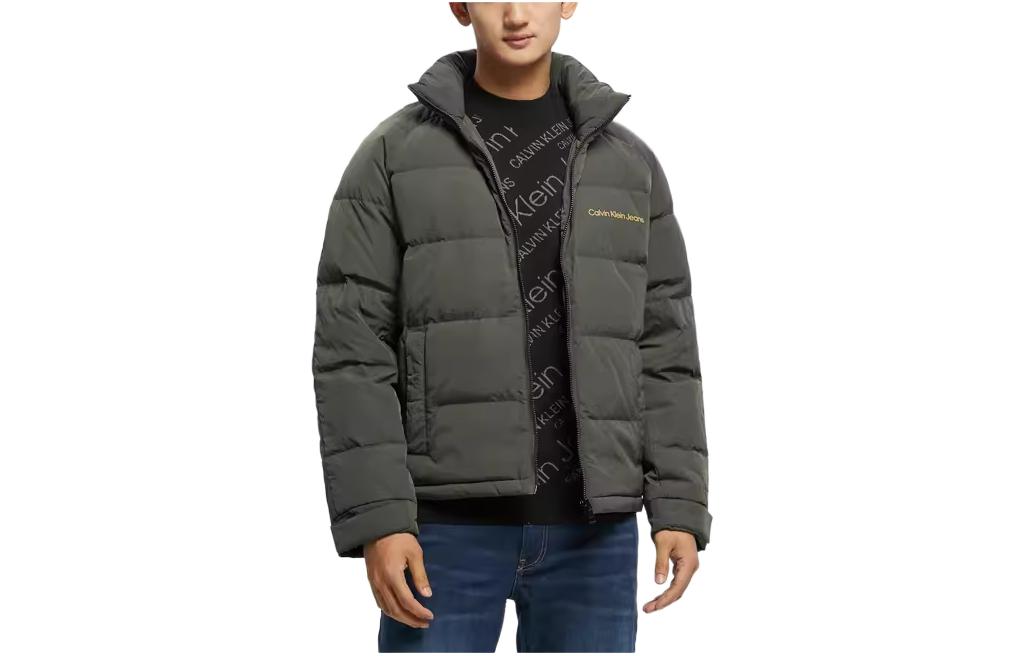 Order Calvin Klein Jaket Tebal Logo Warna Blok Hijau Gelap. J322258-LDD