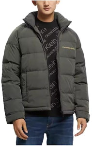 Calvin Klein Jaket Tebal Logo Warna Blok Hijau Gelap. J322258-LDD Order Calvin Klein Jaket Tebal Logo Warna Blok Hijau Gelap. J322258-LDD