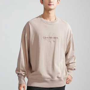 CALVIN KLEIN Sweatshirt Logo Bordir Crewneck Warna Beige Coffee. J324475-PED Shop CALVIN KLEIN Sweatshirt Logo Bordir Crewneck Warna Beige Coffee. J324475-PED