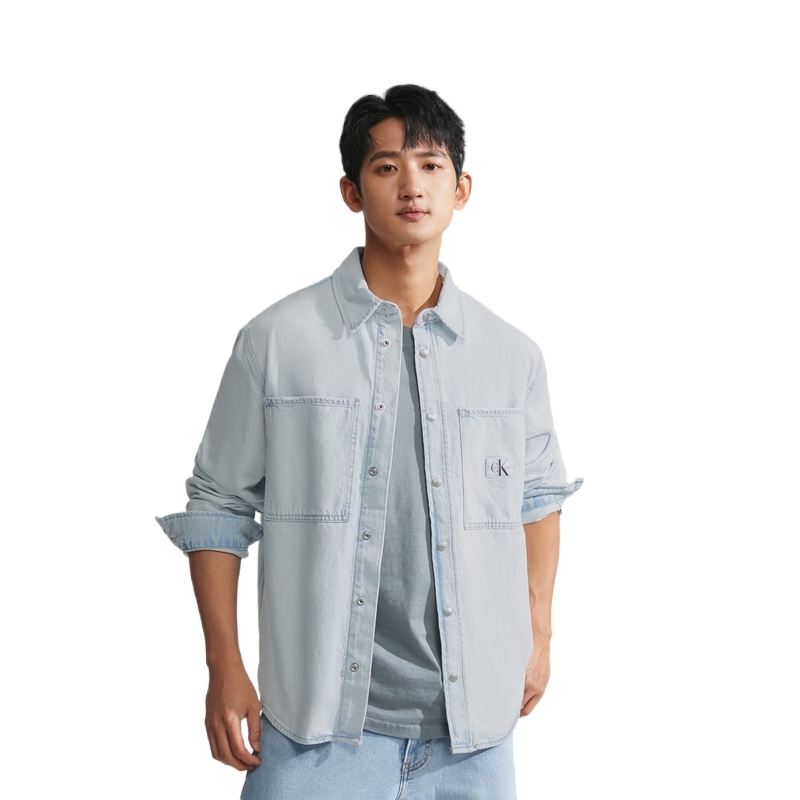 Shop Camisa de algodón denim minimalista azul claro Calvin Klein con bolsillo. J322774-1AA
