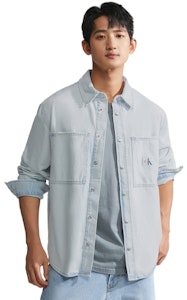 Camisa de algodón denim minimalista azul claro Calvin Klein con bolsillo. J322774-1AA Shop Camisa de algodón denim minimalista azul claro Calvin Klein con bolsillo. J322774-1AA