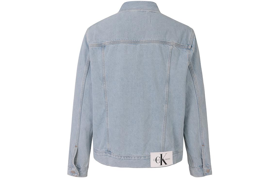 Lookbook Chaqueta vaquera azul claro con logo de bolsillo Calvin Klein. J30J320542-1AA