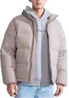 캘빈클라인 로고 프린트 패딩 자켓 알지니 그레이 - 따뜻하고 캐주얼한 스타일. J323229-PEE Shop 캘빈클라인 로고 프린트 패딩 자켓 알지니 그레이 - 따뜻하고 캐주얼한 스타일. J323229-PEE