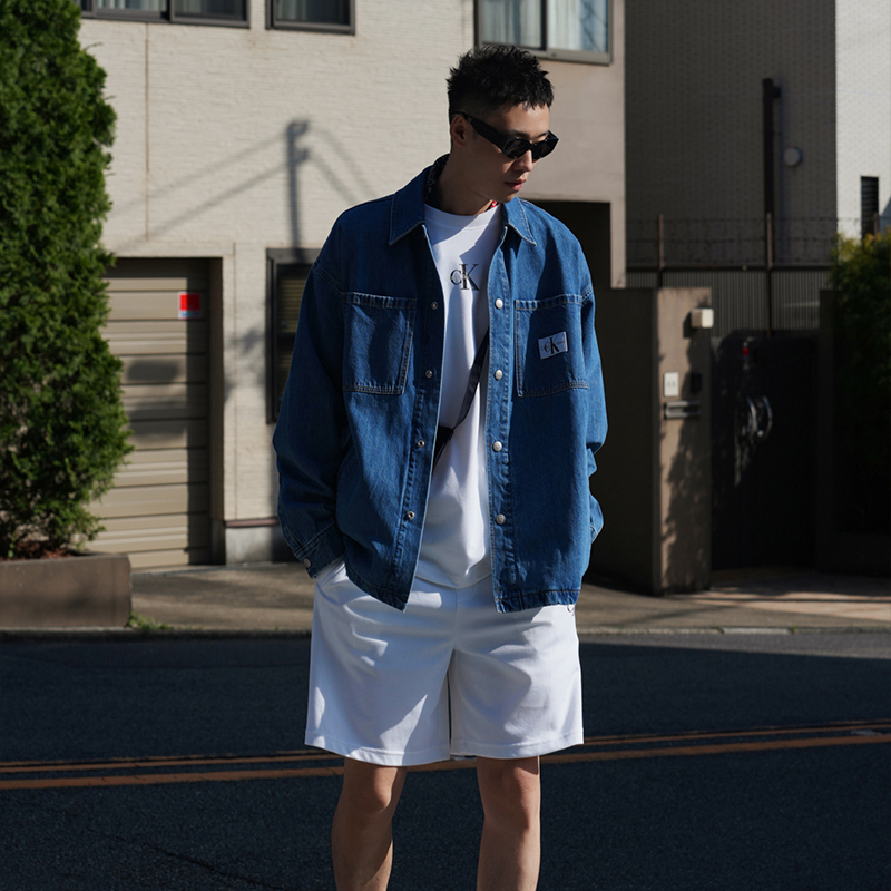 Shop カルバン クライン リラックスフィット レトロ ライトブルー デニムジャケットシャツ J325555