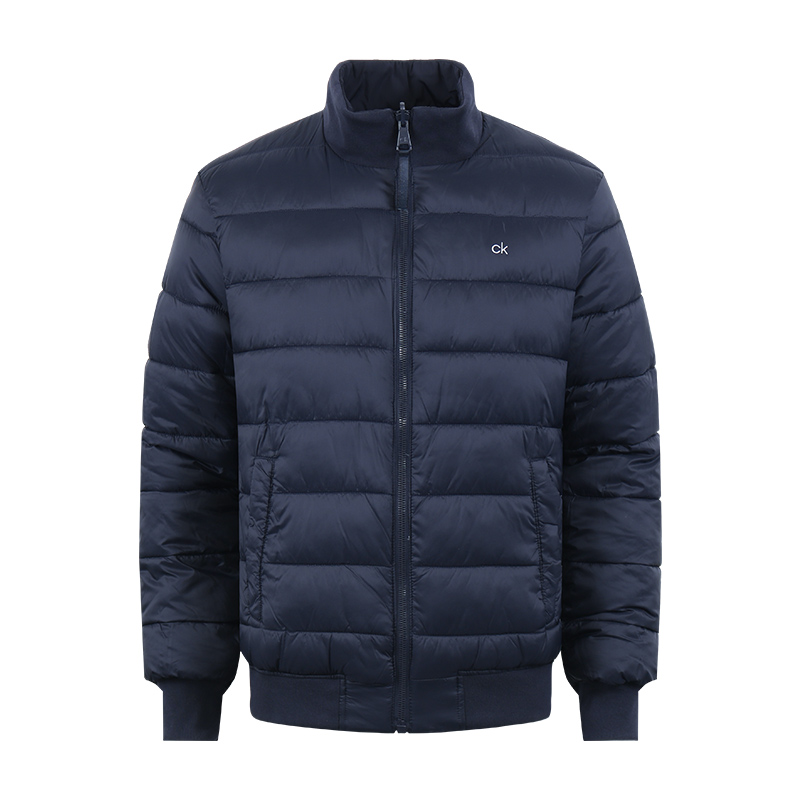 Lookbook Chaqueta Reversible Rompeviento Calvin Klein con Cuello Alto. CM208389