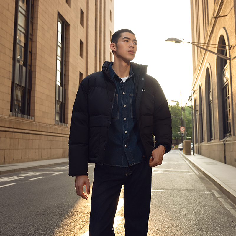 Lookbook Calvin Klein Jaket Pendek Bulu dengan Poket Besar dan Rekaan Cetakan. J326810