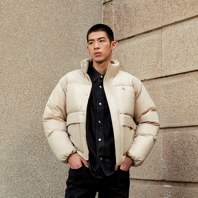 Cheap Calvin Klein Jaket Pendek Bulu dengan Poket Besar dan Rekaan Cetakan. J326810