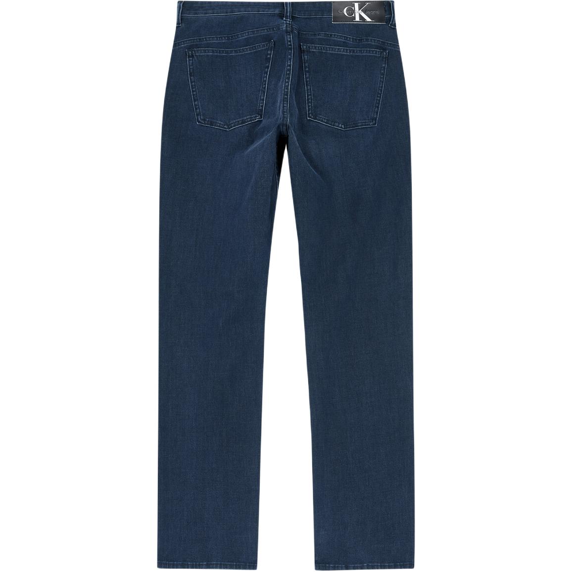 Lookbook Calvin Klein 修身牛仔褲 藍黑款 簡約舒適。 J325392-1BJ