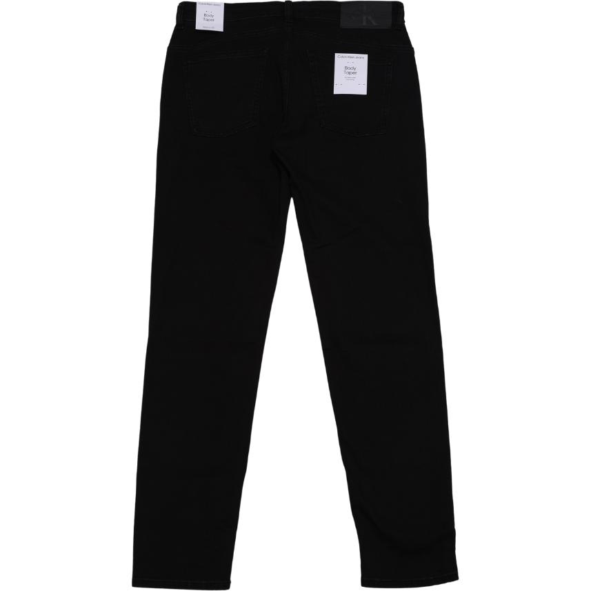 Lookbook CALVIN KLEIN 修身黑色錐形牛仔褲 簡約風格 J325329-1BY