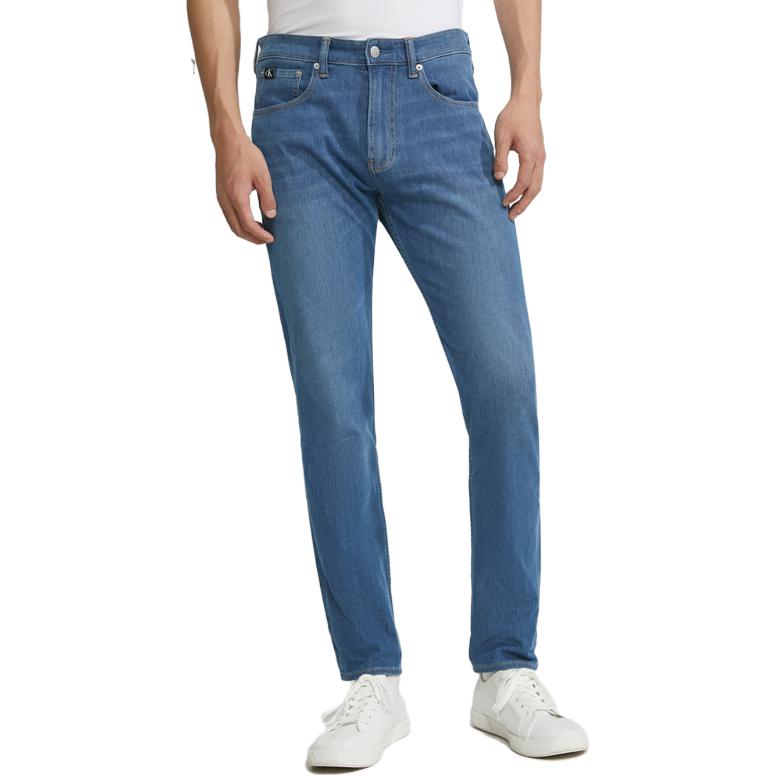 Lookbook Calvin Klein 修身錐形彈性牛仔褲 休閒藍色 J323792-1A4
