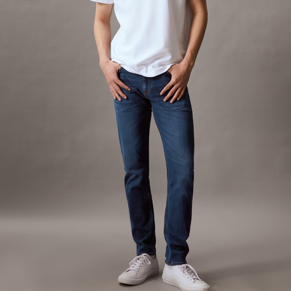 Lookbook CALVIN KLEIN 修身剪裁深藍牛仔褲 J326627-1A4