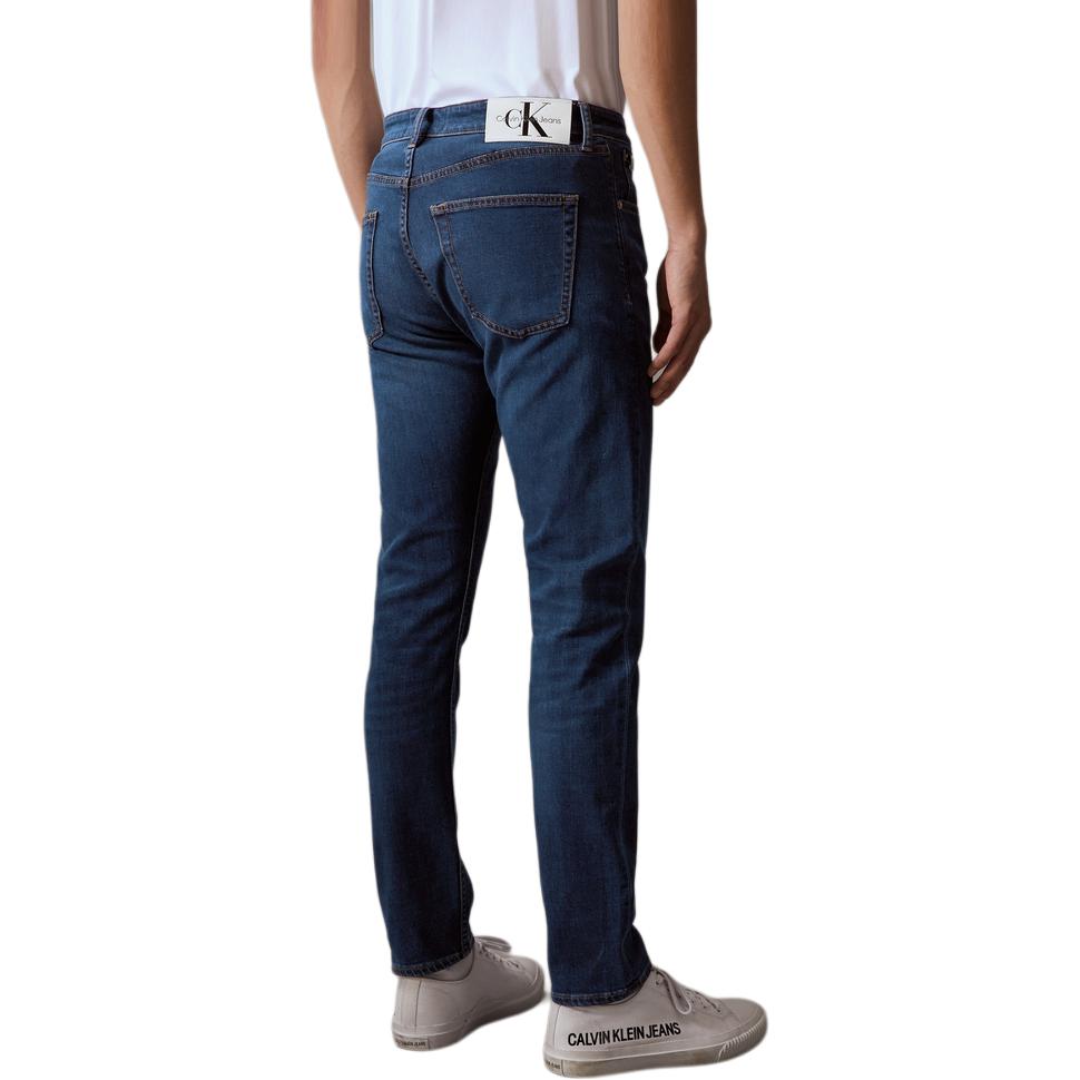 Shop CALVIN KLEIN 修身剪裁深藍牛仔褲 J326627-1A4