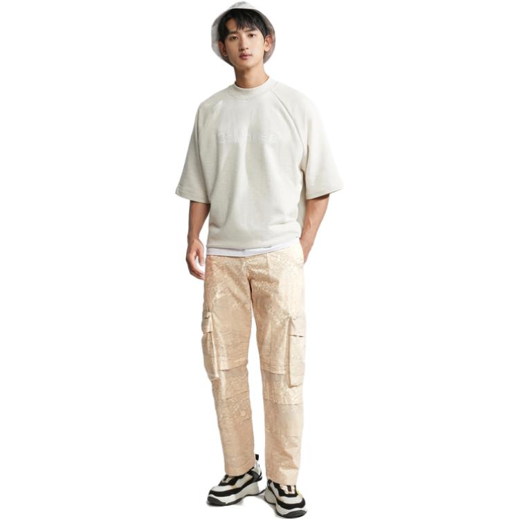 Lookbook Pantalones Cargo Beige Tie-Dye Calvin Klein con Bolsillo y Cremallera Holgados. J323145