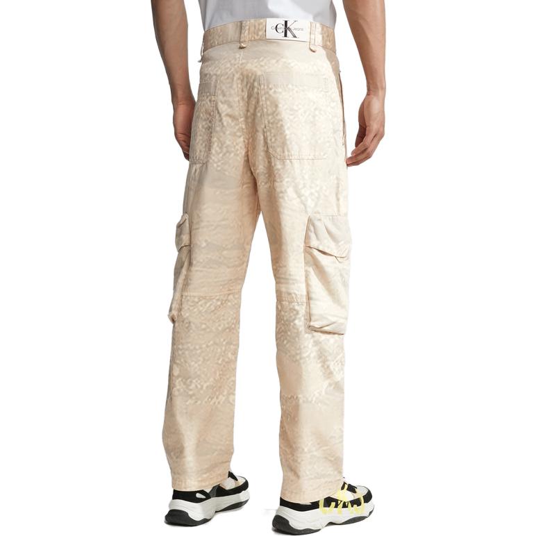 Shop Pantalones Cargo Beige Tie-Dye Calvin Klein con Bolsillo y Cremallera Holgados. J323145