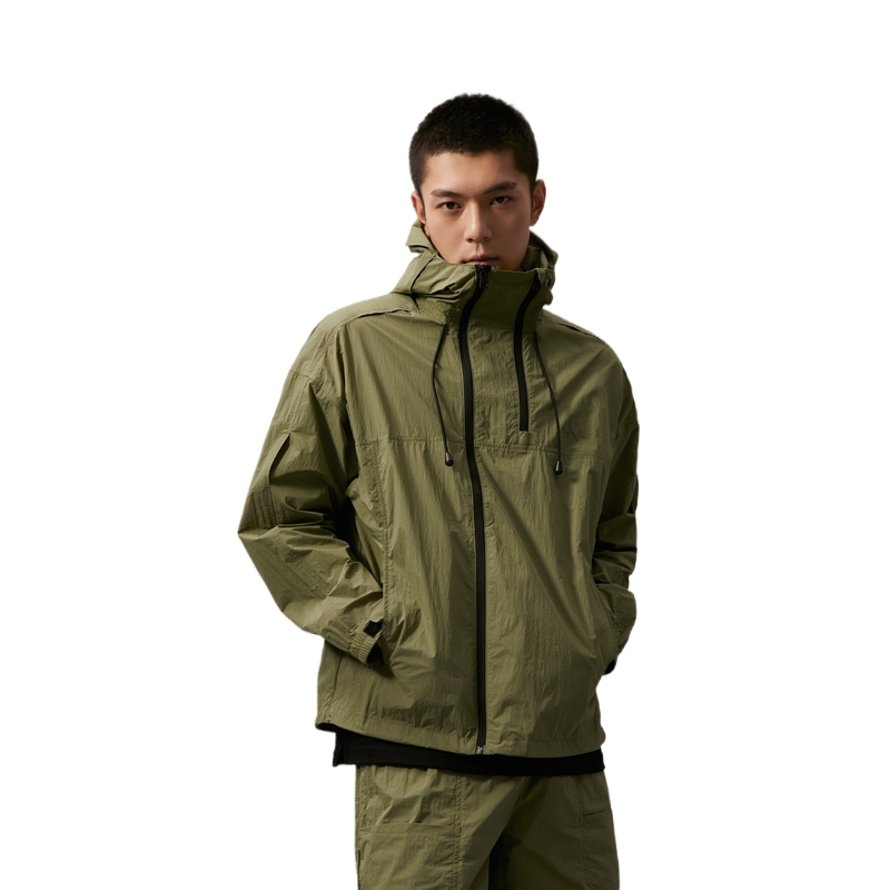 Shop Calvin Klein 防曬可折疊連帽外套 迷迭綠色. J325382