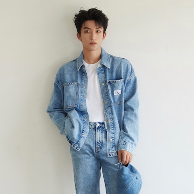 Calvin Klein Vintage Loose-Fit Denim Jaket Biru Muda J326068 Shop Calvin Klein Vintage Loose-Fit Denim Jaket Biru Muda J326068