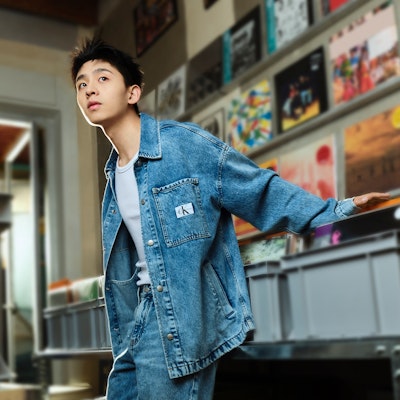 Calvin Klein Vintage Loose-Fit Denim Jaket Biru Muda J326068 Purchase Calvin Klein Vintage Loose-Fit Denim Jaket Biru Muda J326068