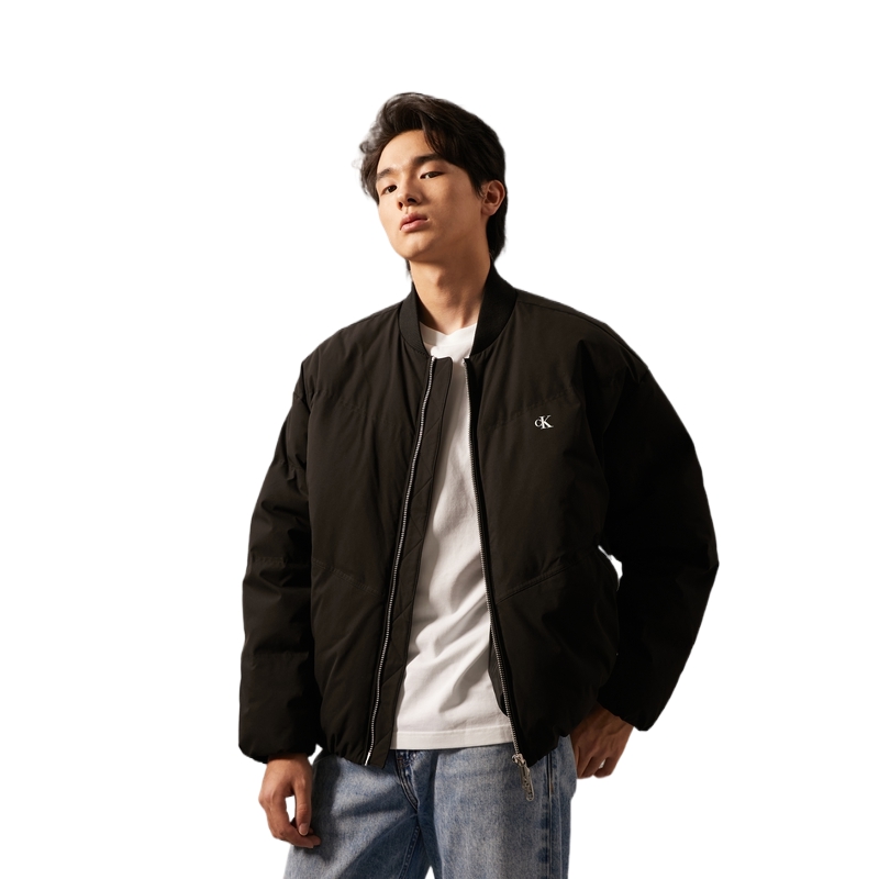 Shop Calvin Klein Jaket Tahan Angin & Air dengan Kolar Besbol. J326657