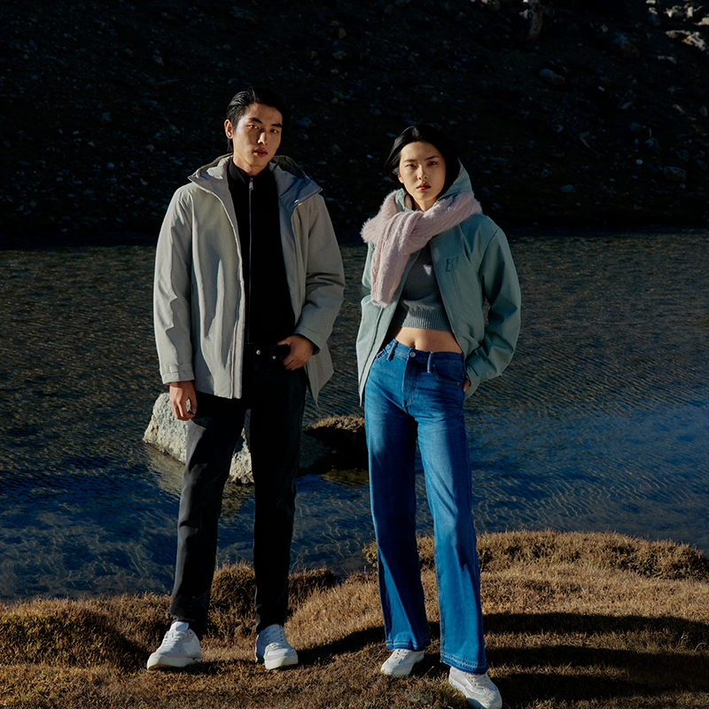 Lookbook Calvin Klein Jaket Luar Tahan Angin dan Air Bertudung. J326431