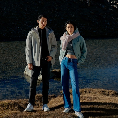 Calvin Klein Jaket Luar Tahan Angin dan Air Bertudung. J326431 Lookbook Calvin Klein Jaket Luar Tahan Angin dan Air Bertudung. J326431