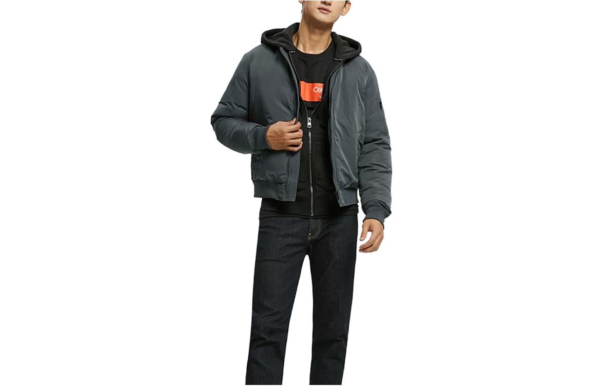 Lookbook Chaqueta Bomber Invierno Calvin Klein con Estampado y Cuello de Béisbol. J314319