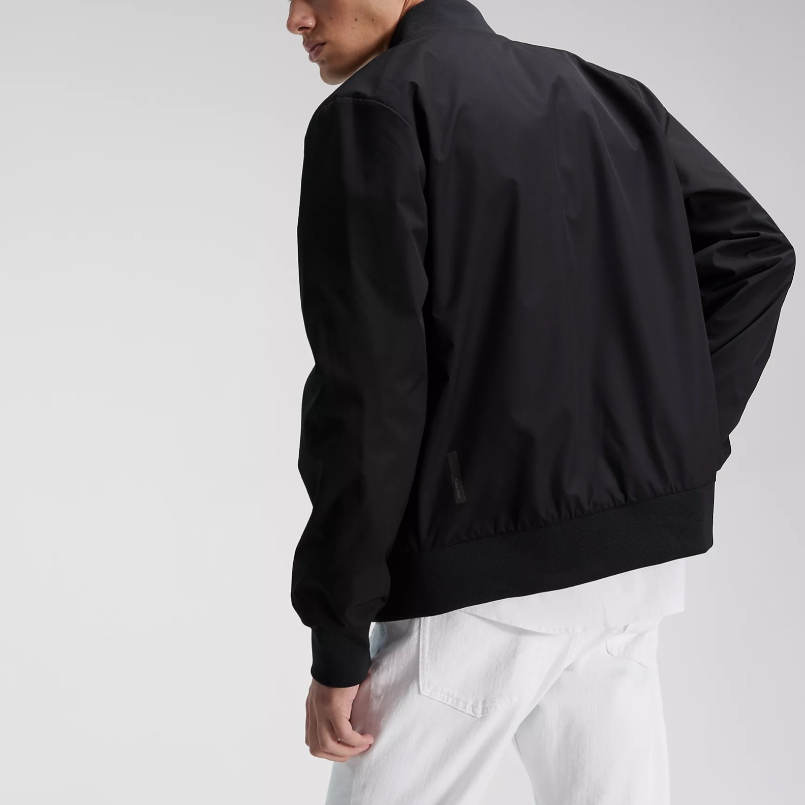 Shop Calvin Klein黑色简约防风拉链飞行夹克 81FP512-001