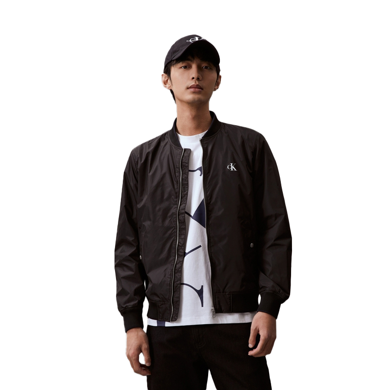 Shop Calvin Klein 休闲字母印花黑色飞行员夹克 J322260BEH