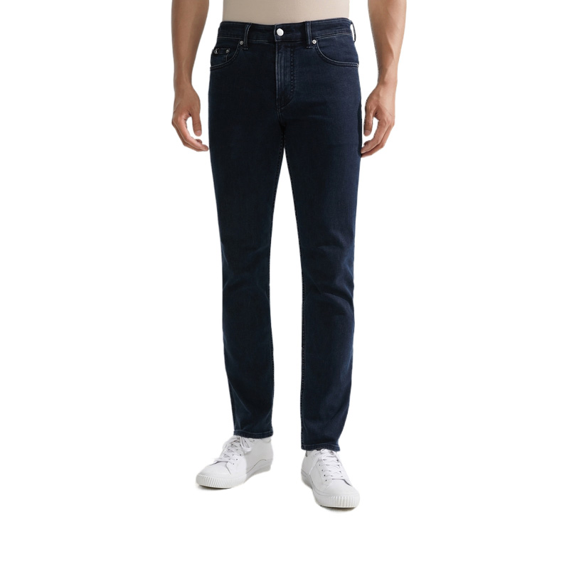 Shop CALVIN KLEIN 深藍色修身彈力補丁牛仔褲 休閒款 男女通用。 J324353-1BJ