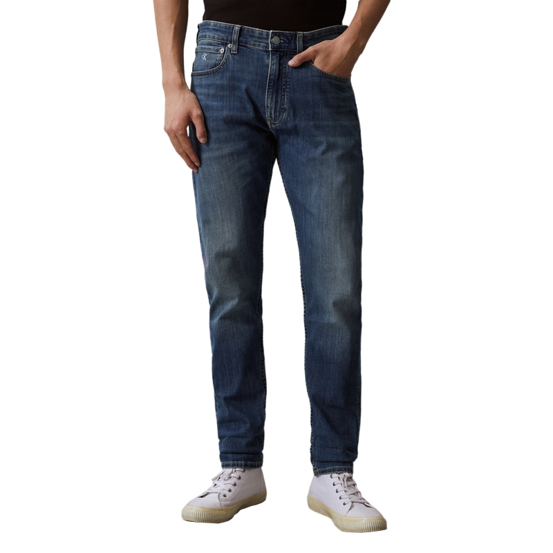 Shop Calvin Klein 男士休閒修身錐形彈性牛仔褲 J3230891A4